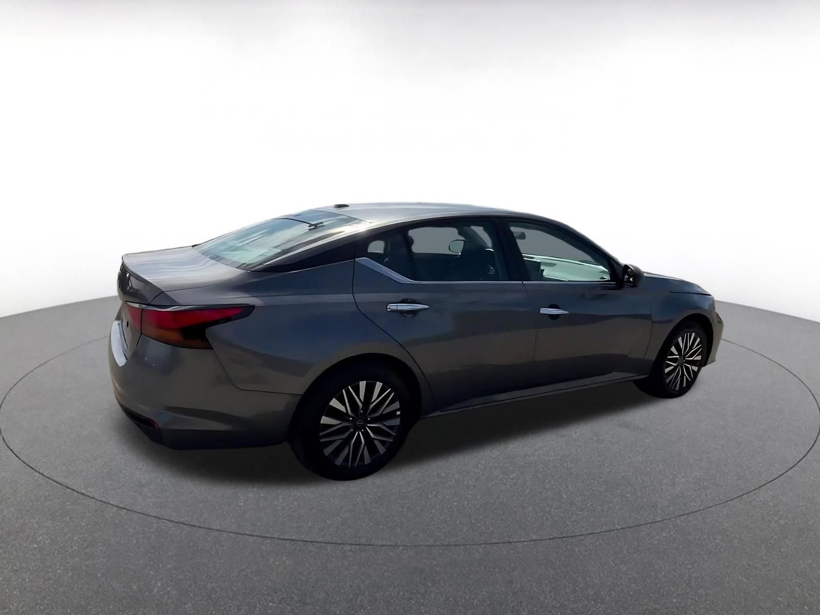 Used 2025 Nissan Altima 2.5 SV FWD image 14