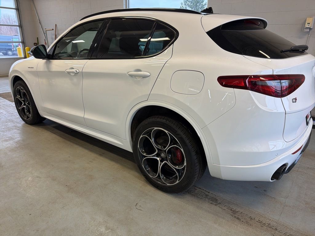 Used 2023 Alfa Romeo Stelvio Veloce image 5