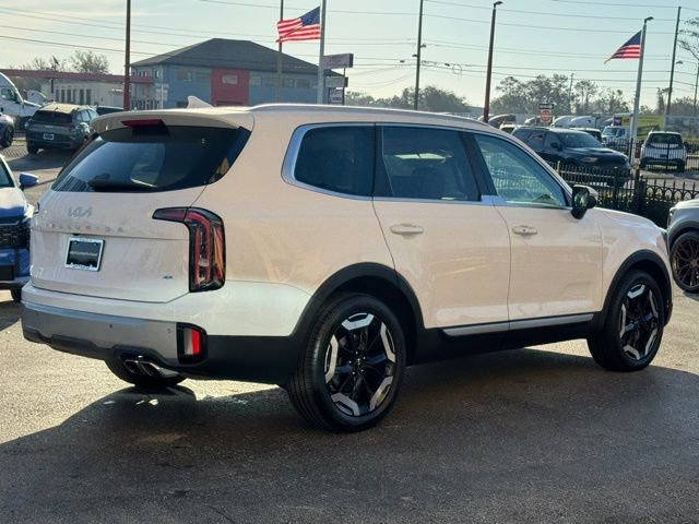 Used 2023 Kia Telluride EX w/ EX Captain's Chair Package image 4
