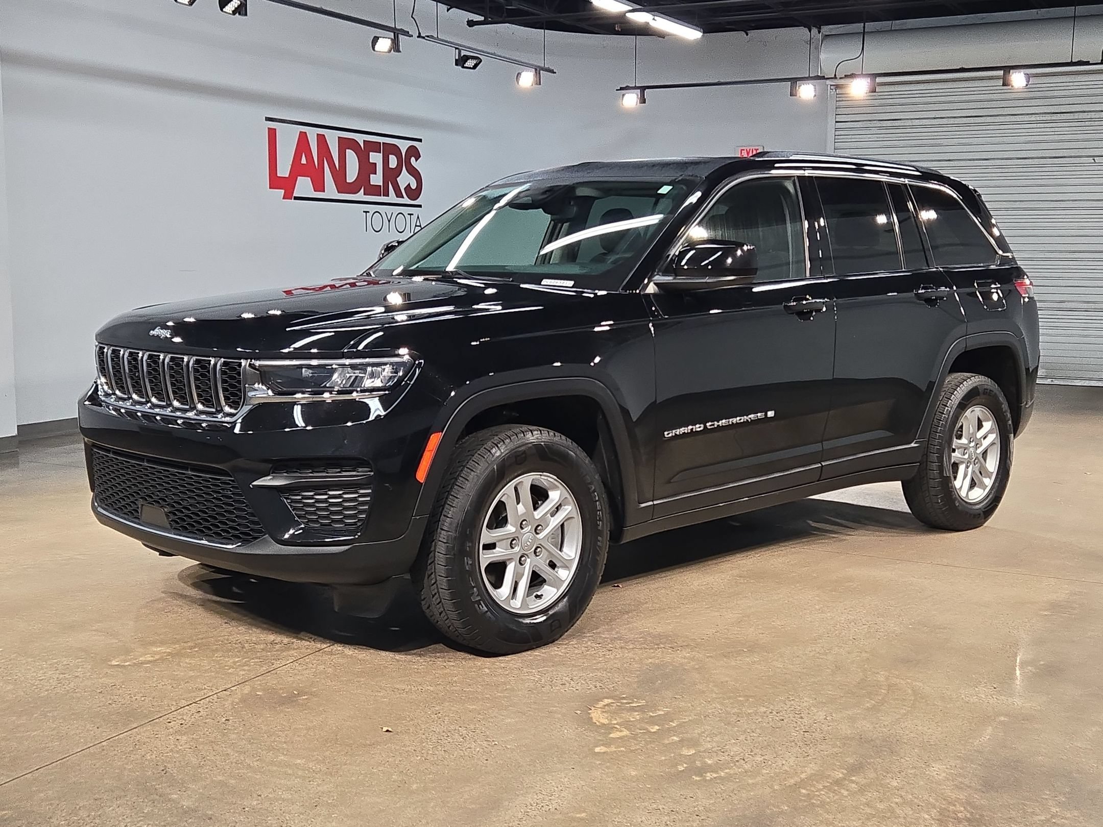 Used 2023 Jeep Grand Cherokee Laredo AWD/4WD image 3