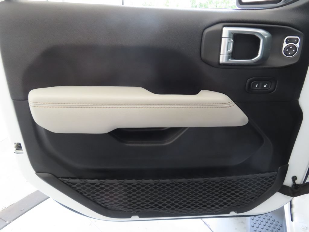 Used 2023 Jeep Wrangler Unlimited Sahara AWD/4WD image 9