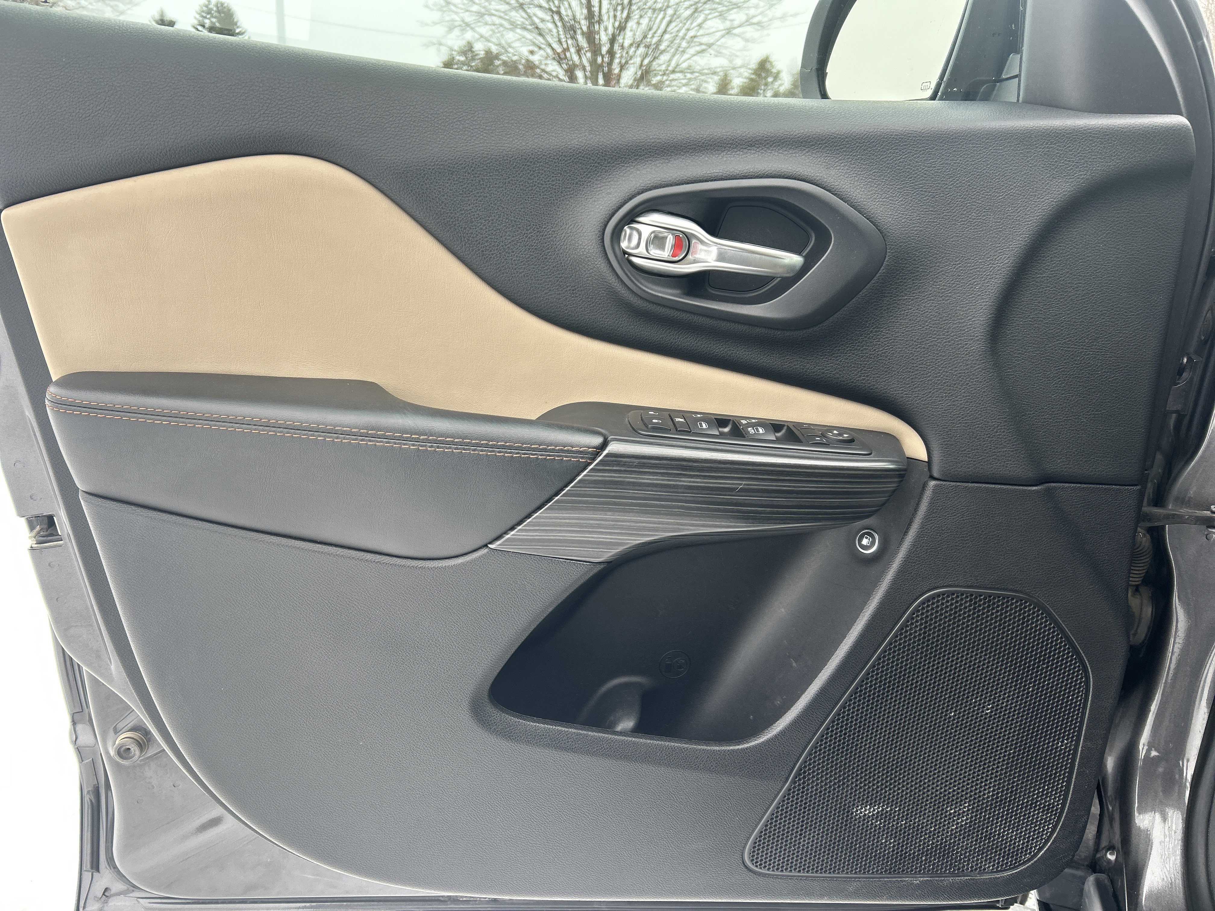 Used 2017 Jeep Cherokee Limited image 12