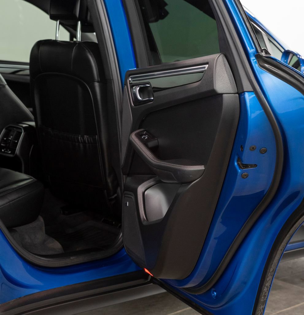 Used 2018 Porsche Macan S image 22