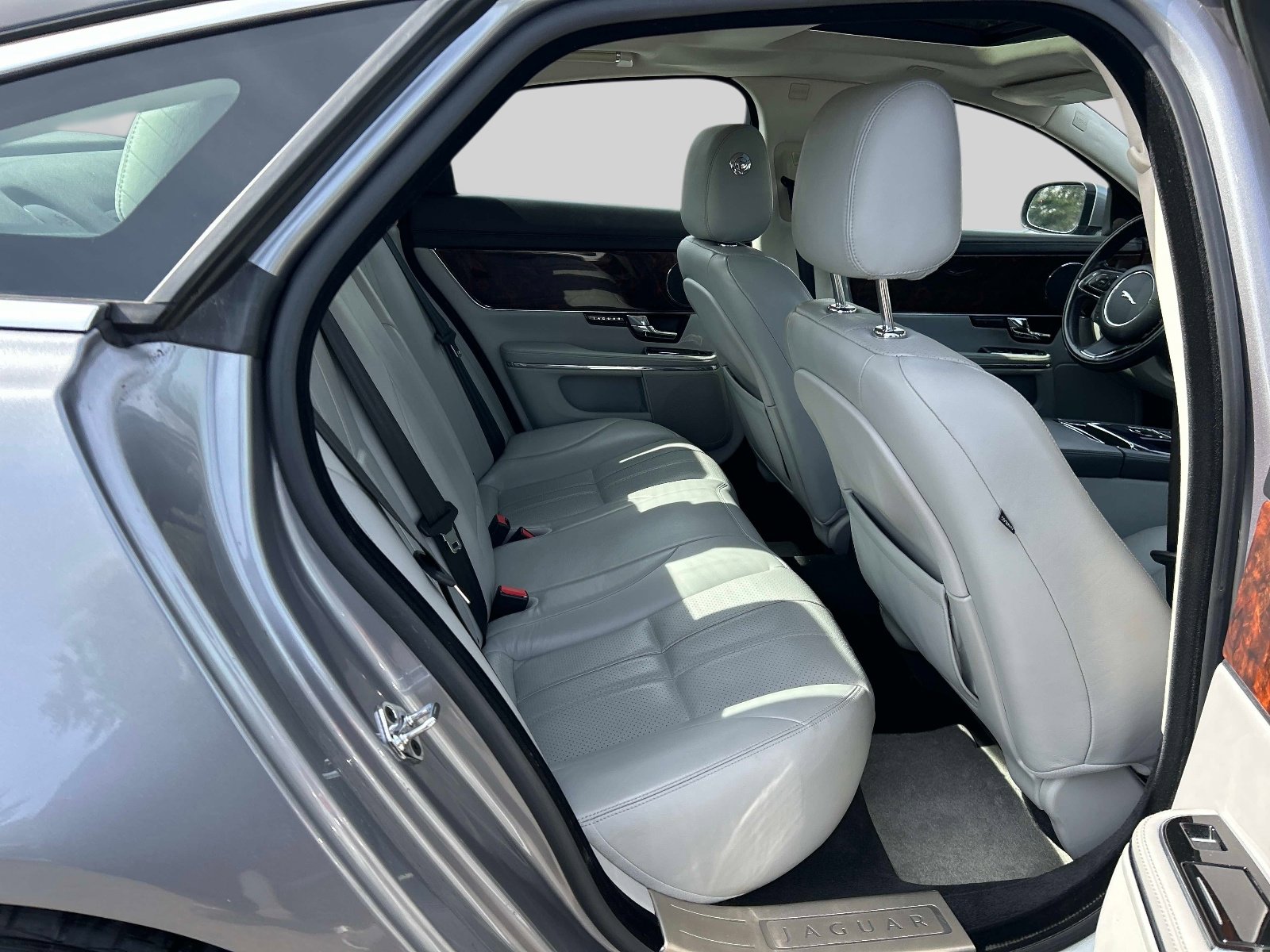 Used 2012 Jaguar XJ image 16