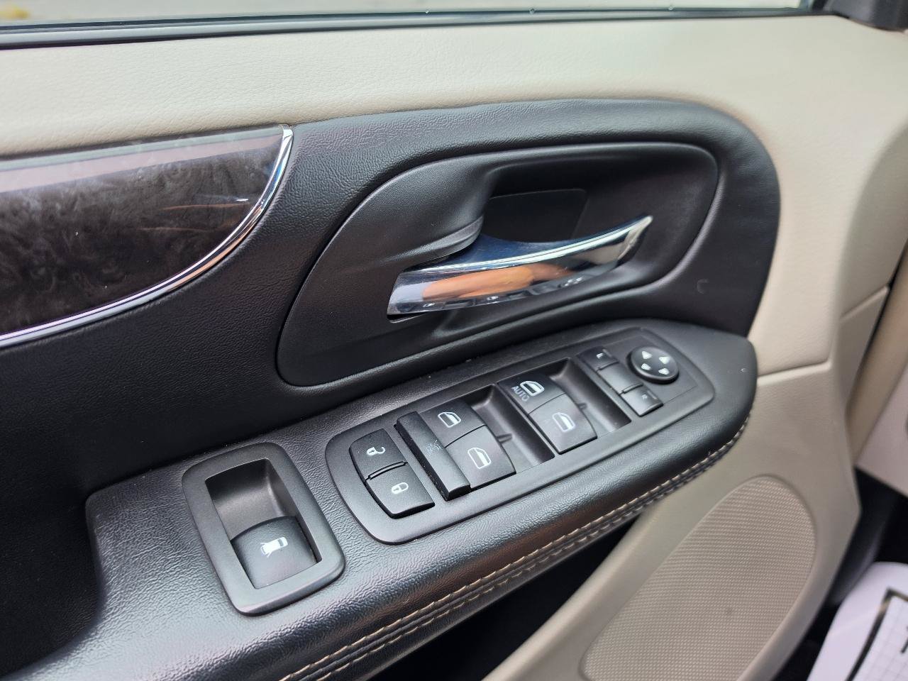 Used 2014 Chrysler Town & Country Touring FWD image 17