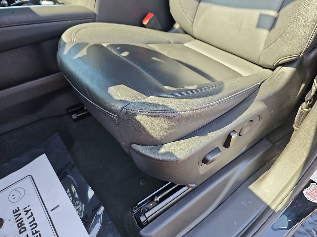 Used 2025 Chevrolet Suburban Z71 image 34