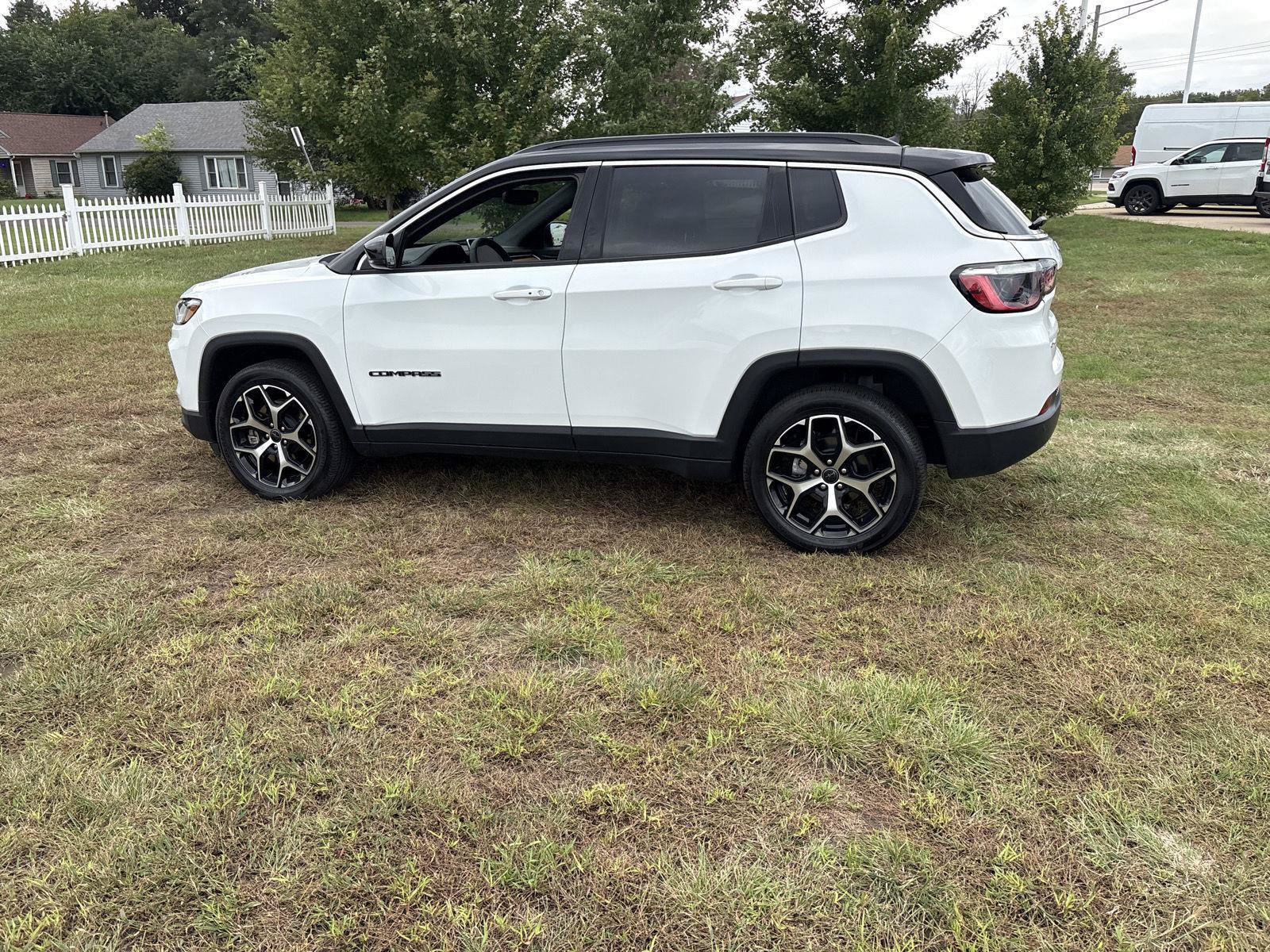 Used 2025 Jeep Compass Limited w/ Sun & Sound Group AWD/4WD image 8