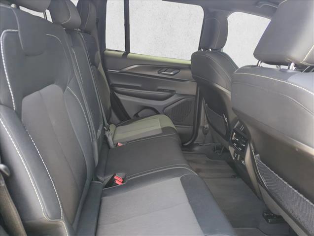 Used 2025 Jeep Grand Cherokee Laredo w/ Luxury Tech Group I RWD image 22