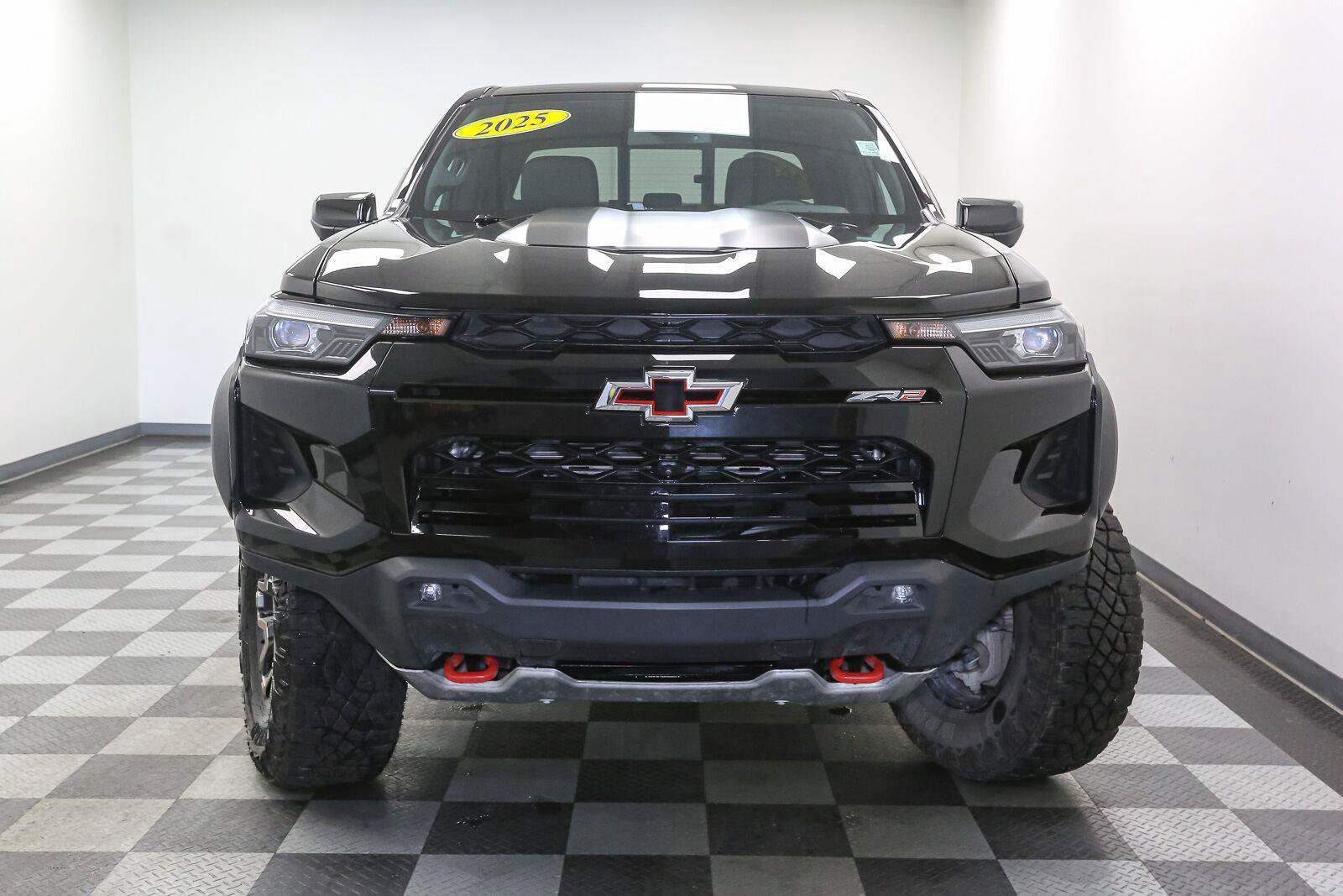 Used 2025 Chevrolet Colorado ZR2 w/ Technology Package AWD/4WD image 3