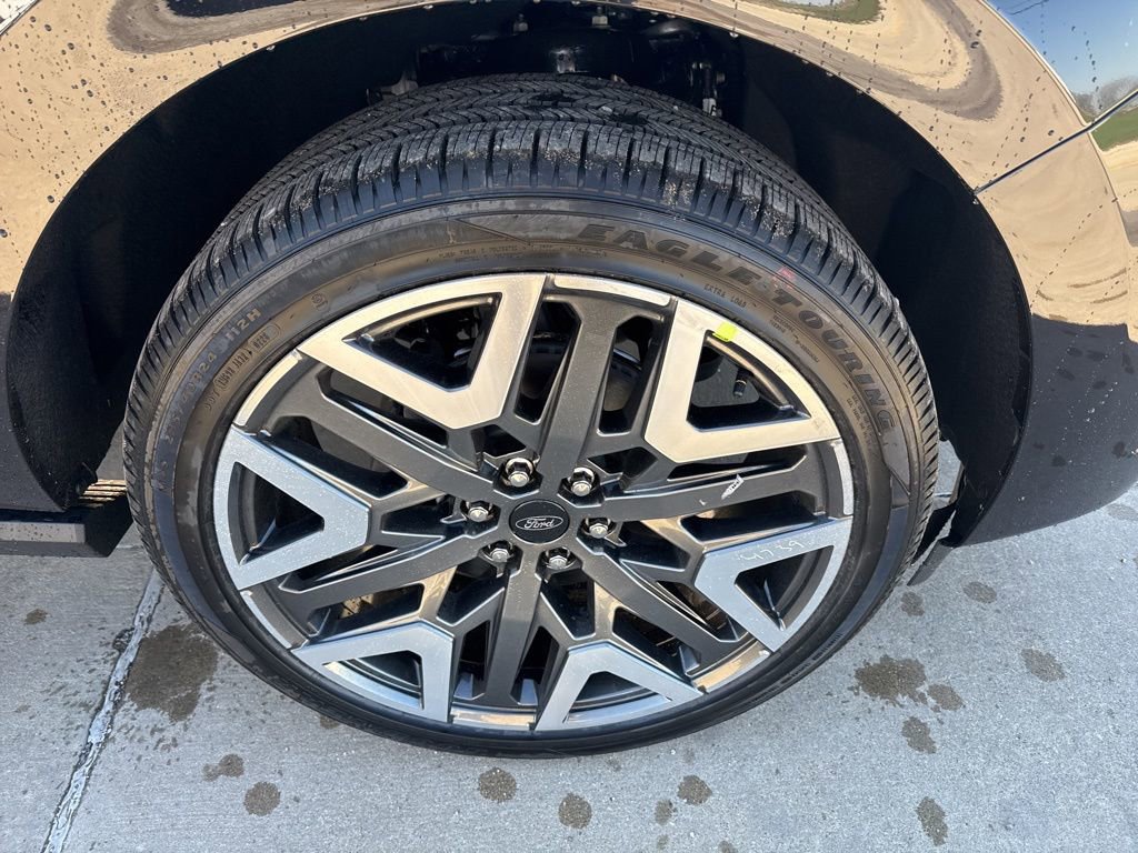 New 2026 Ford Expedition Platinum image 8