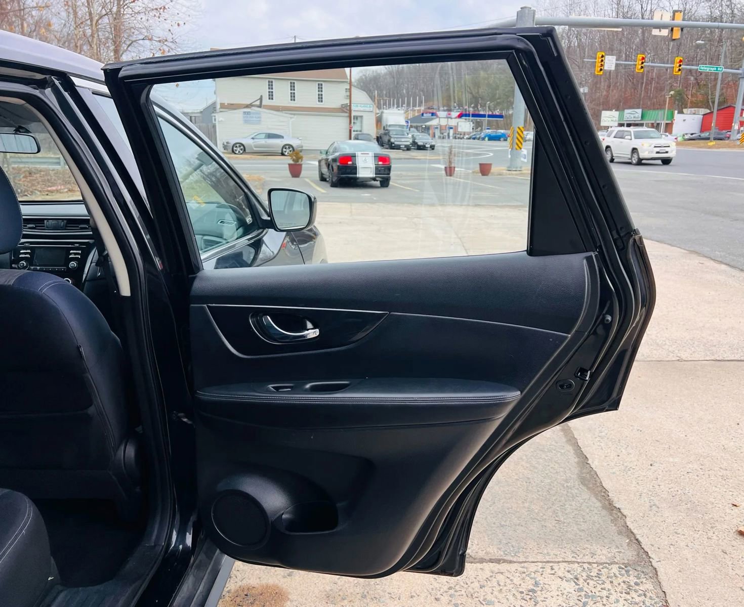 Used 2017 Nissan Rogue S image 19