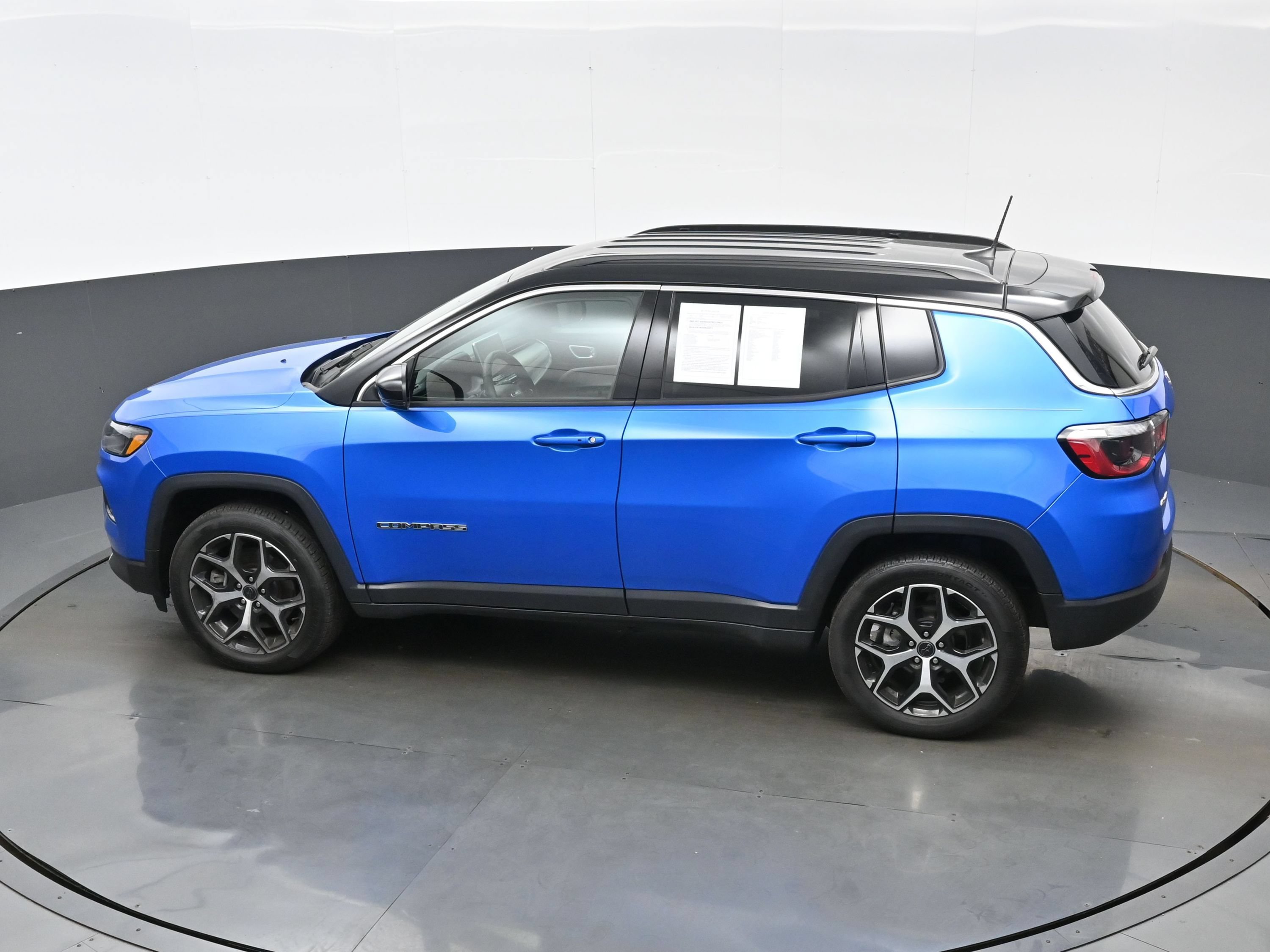 Used 2025 Jeep Compass Limited AWD/4WD image 32