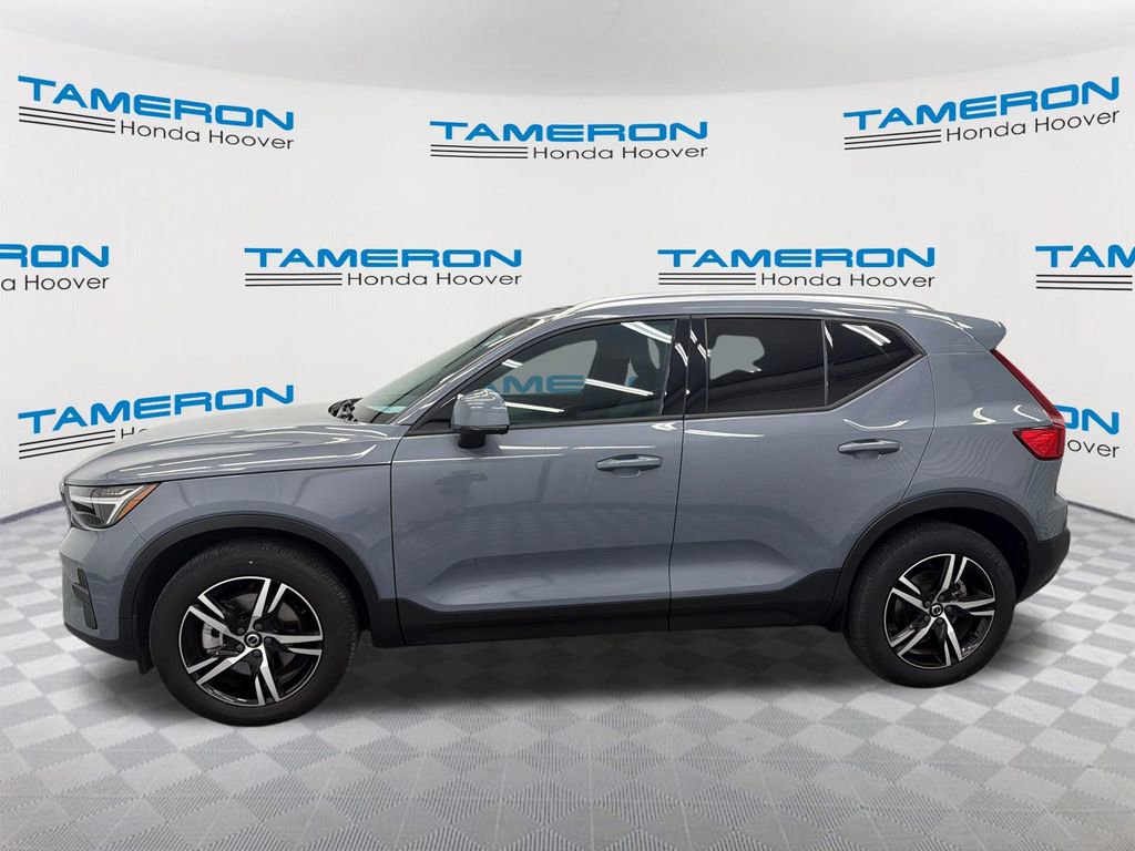 Used 2023 Volvo XC40 B5 Core image 2