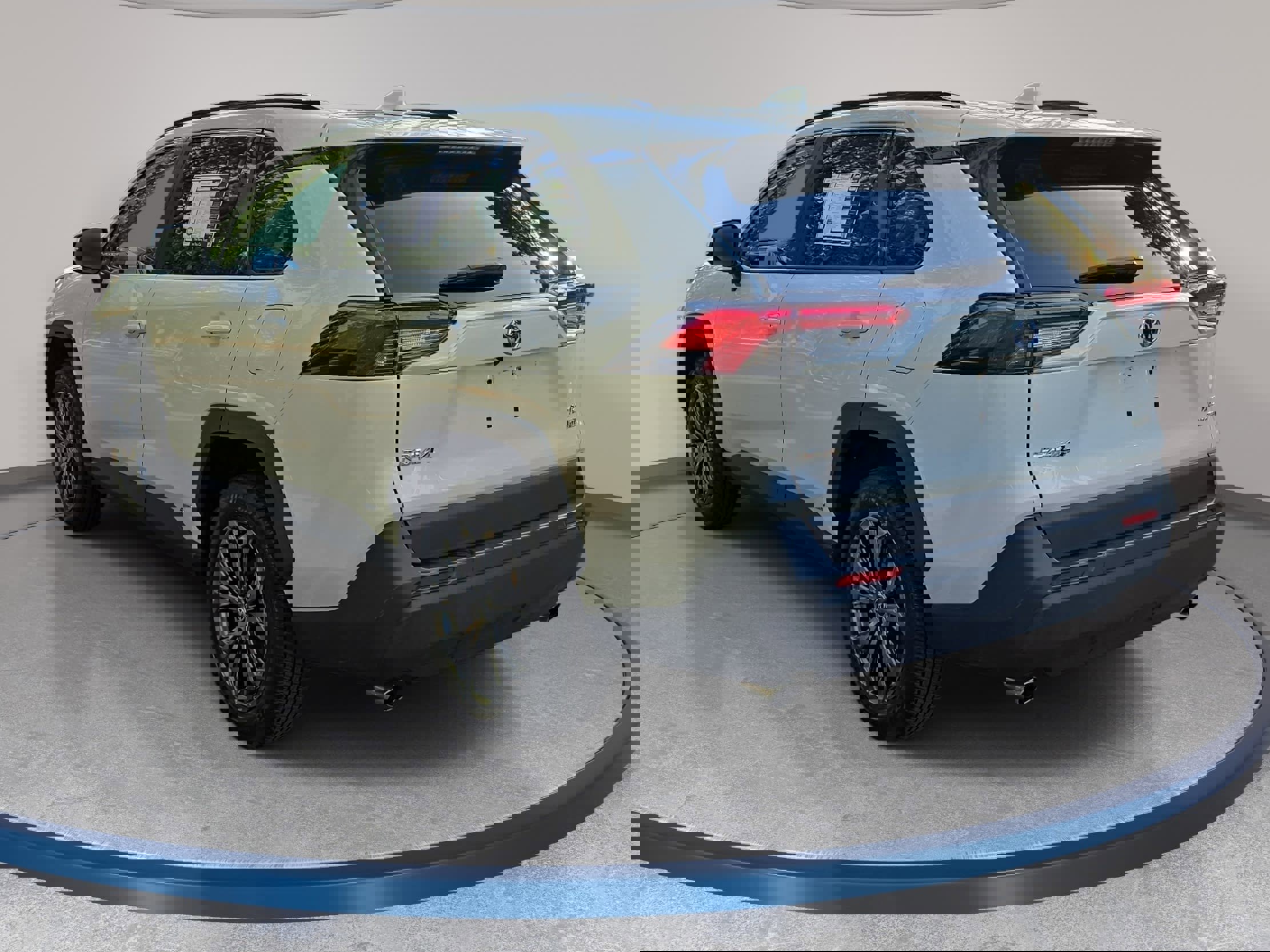 Used 2022 Toyota RAV4 XLE Premium image 7