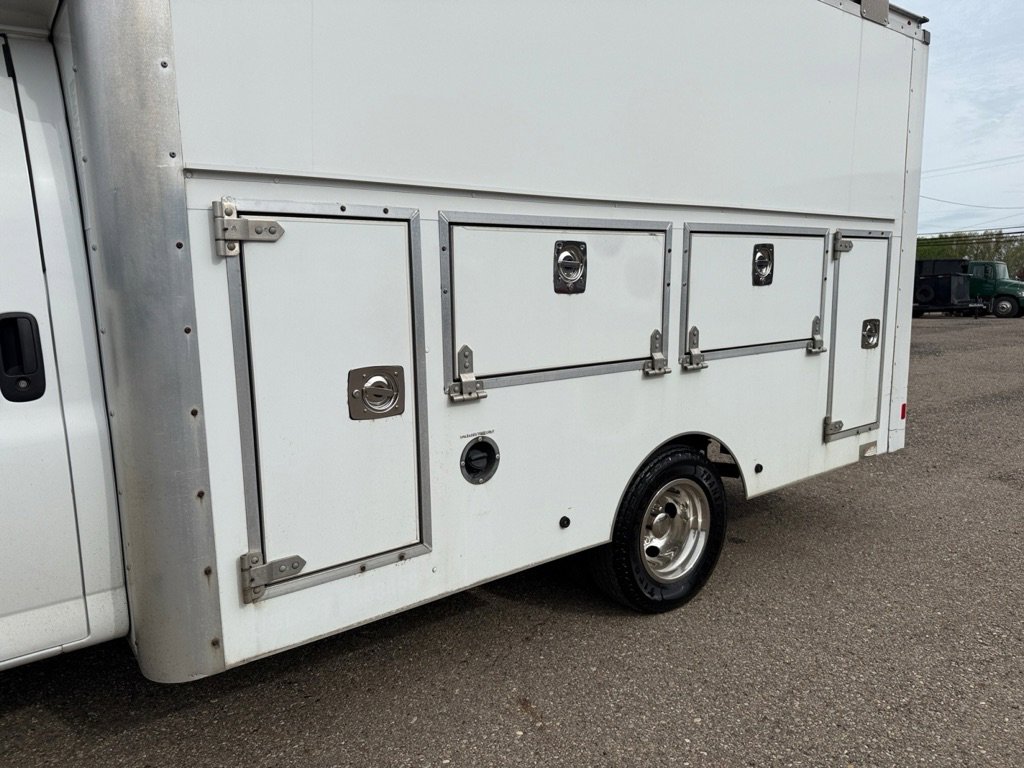 Used 2016 GMC Savana 3500 RWD image 9