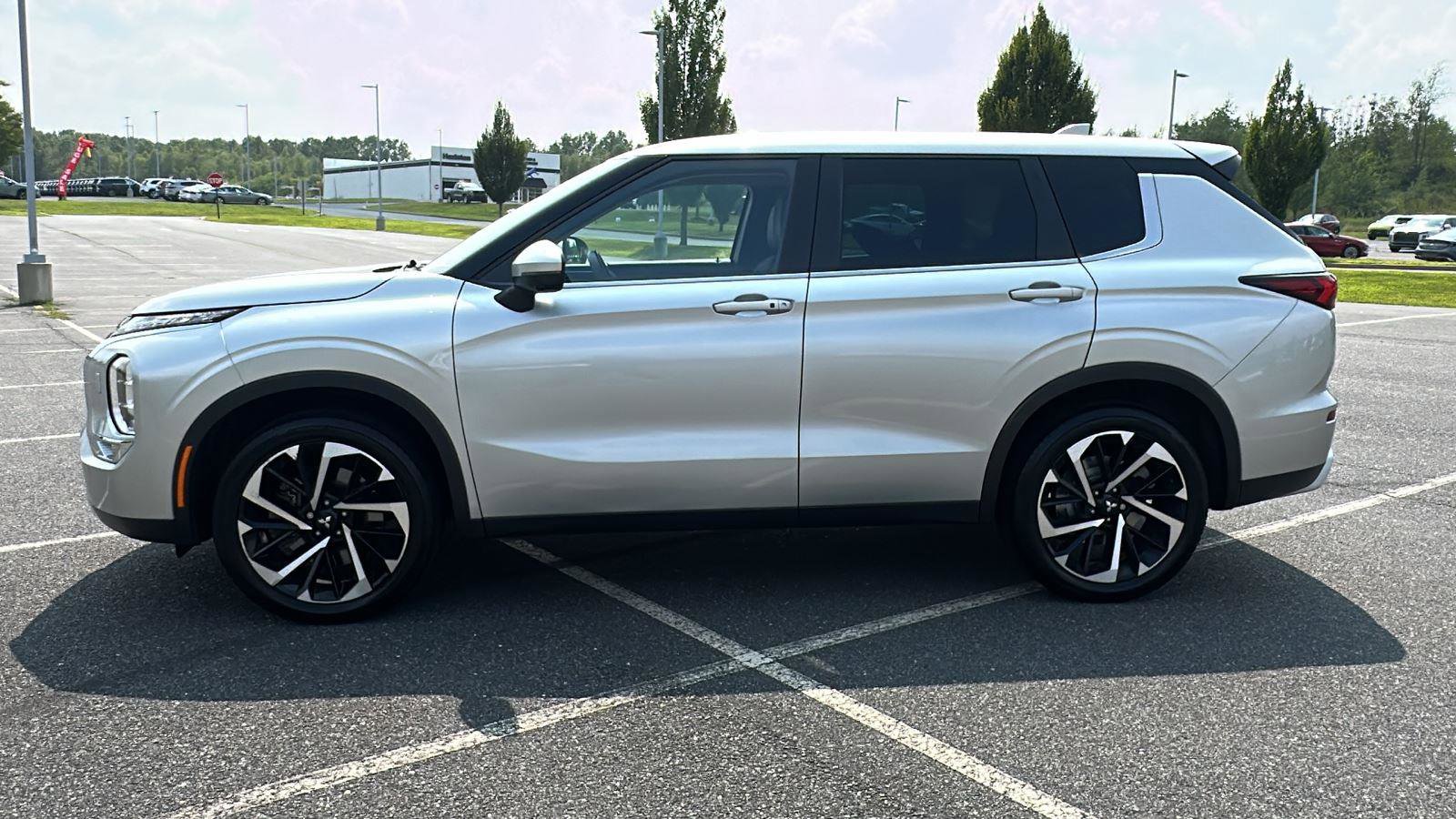 Used 2022 Mitsubishi Outlander SE image 13