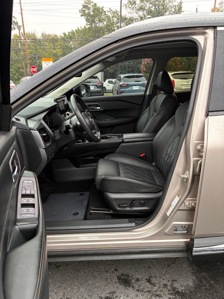Used 2024 Nissan Rogue Platinum FWD image 24