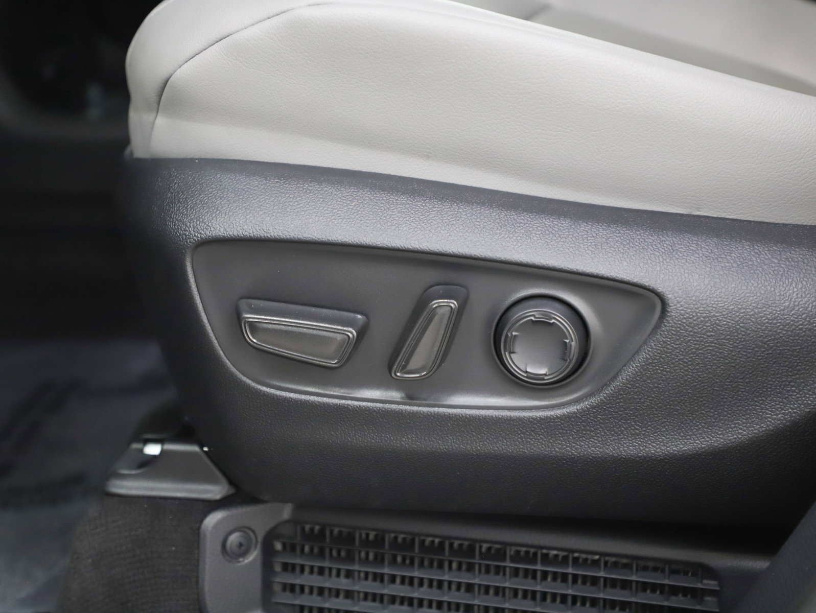 Used 2025 Toyota Sienna XLE image 31