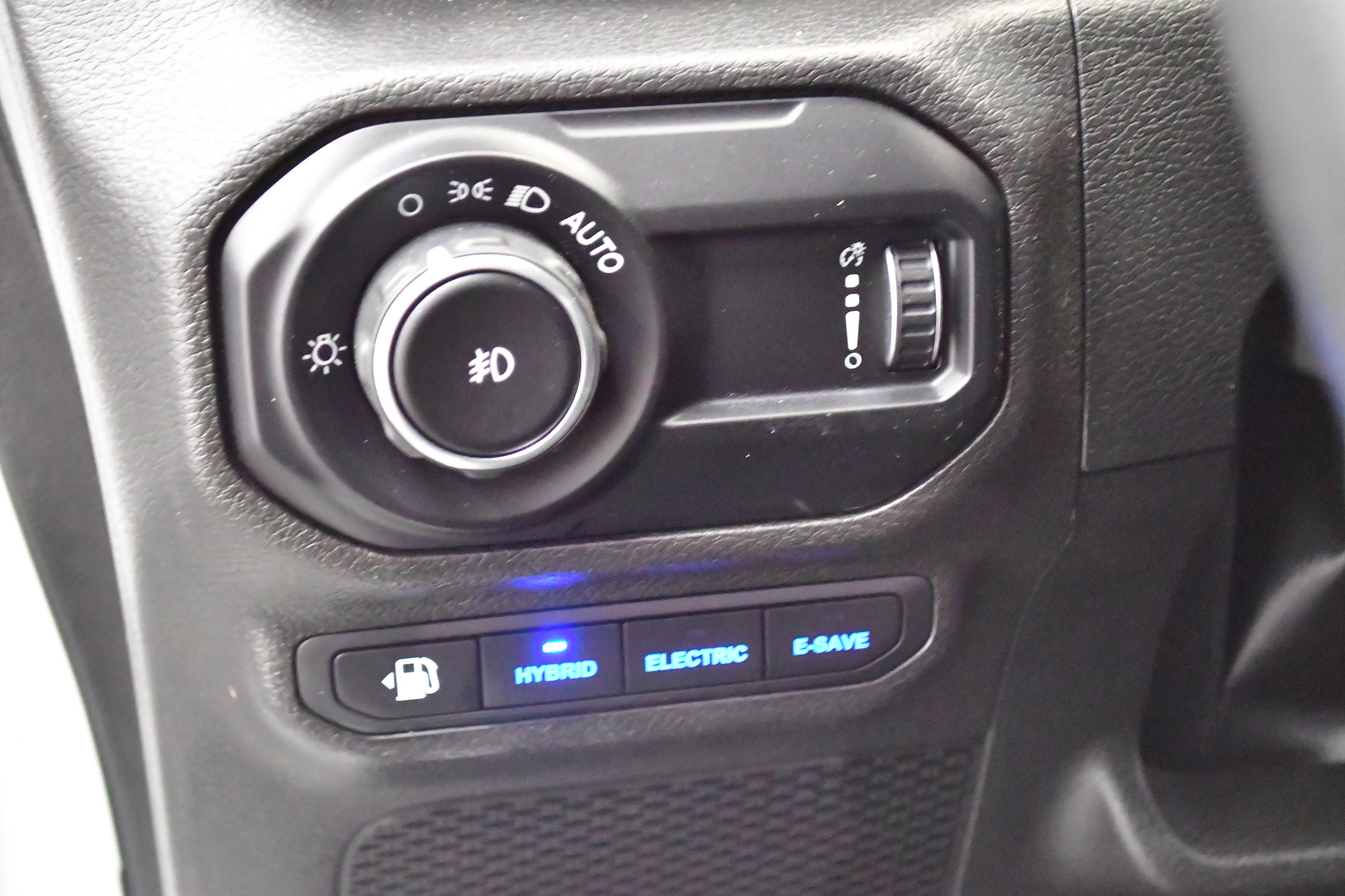 Used 2023 Jeep Wrangler Unlimited Rubicon 4xe w/ Cold Weather Group AWD/4WD image 13