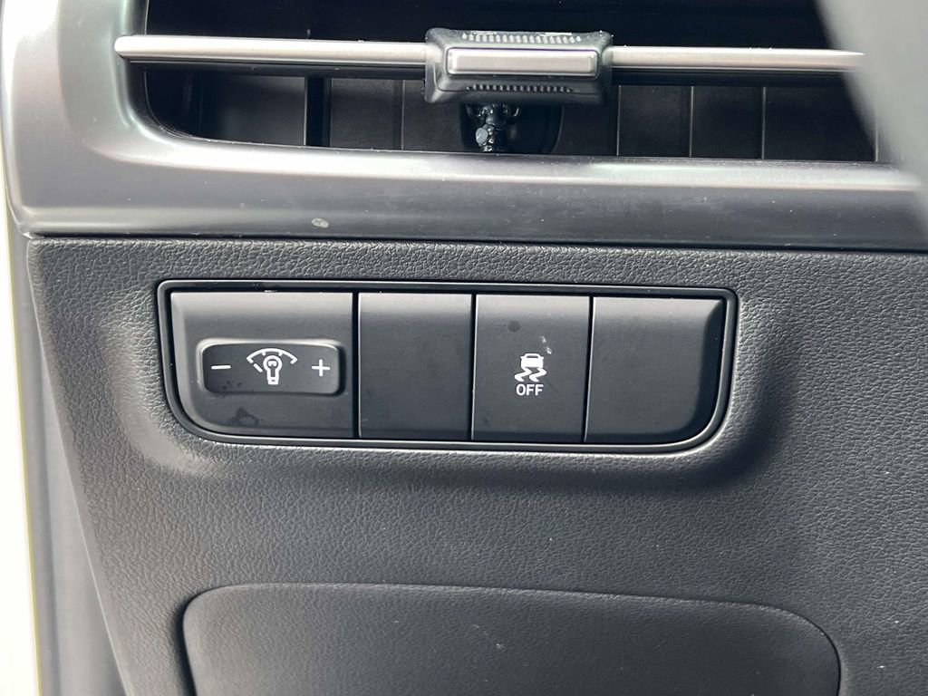 Certified 2025 Hyundai Tucson SE AWD/4WD image 19