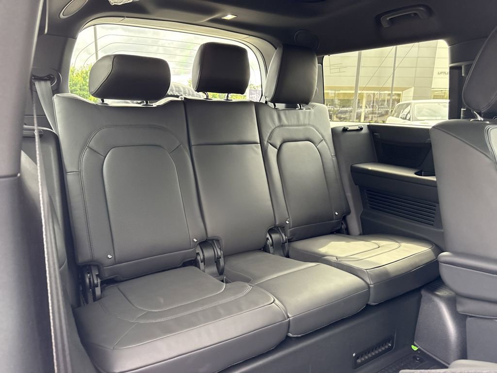 New 2025 Land Rover Defender 130 X-Dynamic SE image 15