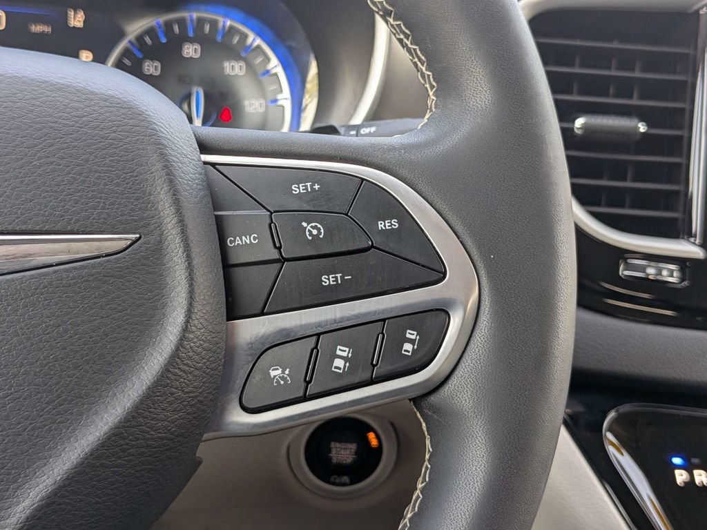 Used 2024 Chrysler Pacifica Touring-L FWD image 26