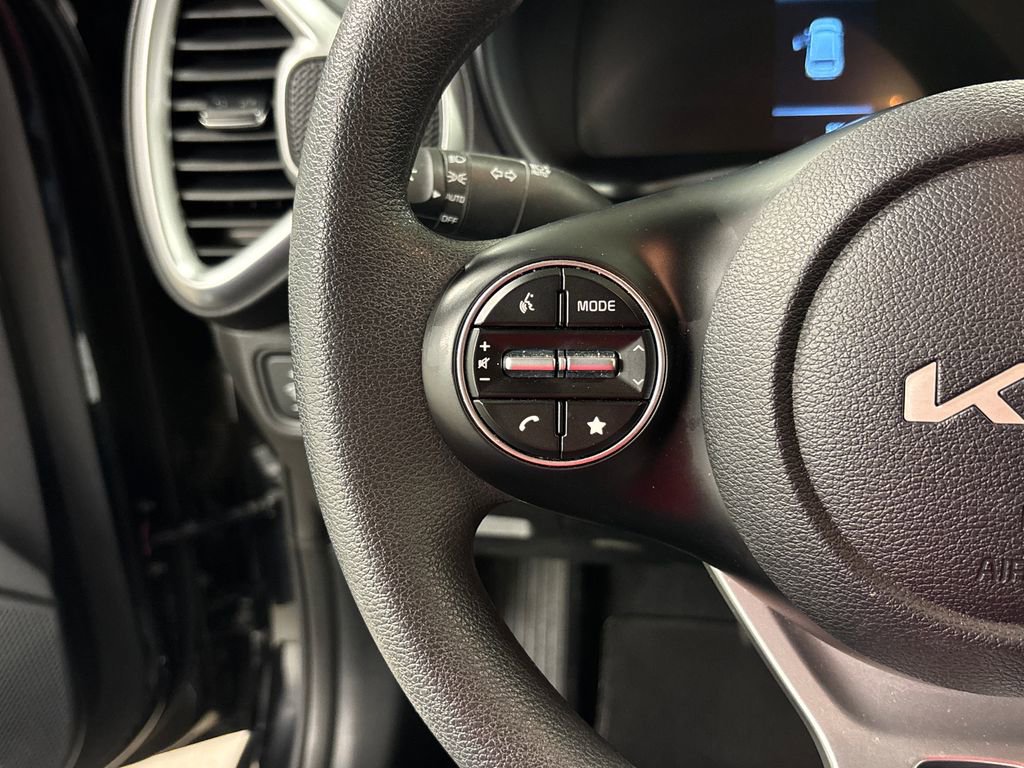 Used 2025 Kia Soul LX w/ LX Technology Package FWD image 30