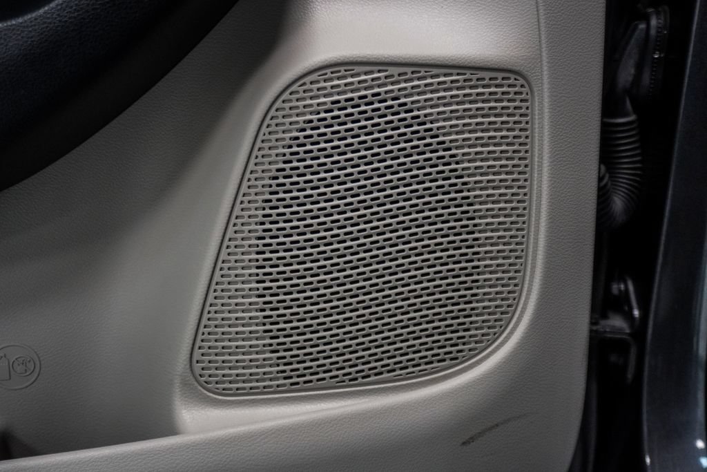 Used 2020 Chrysler Pacifica Touring-L FWD image 18