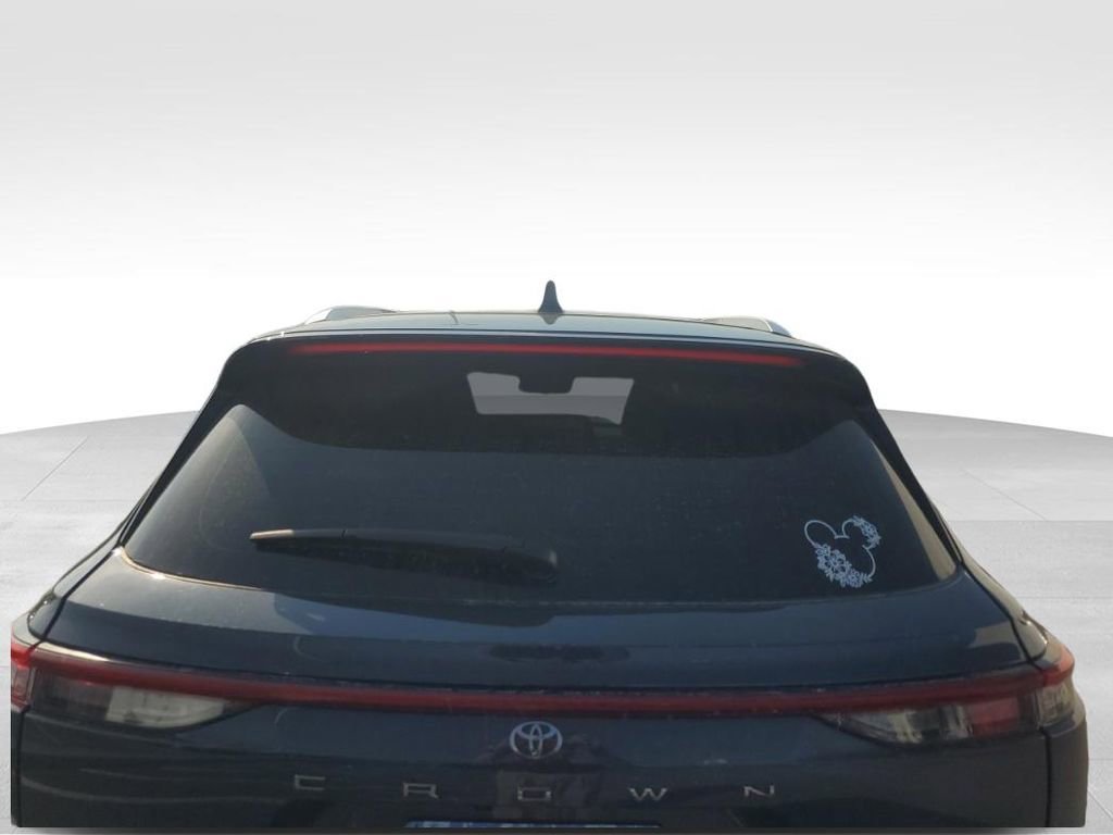 Used 2025 Toyota Crown Signia w/ Advanced Technology Package image 4