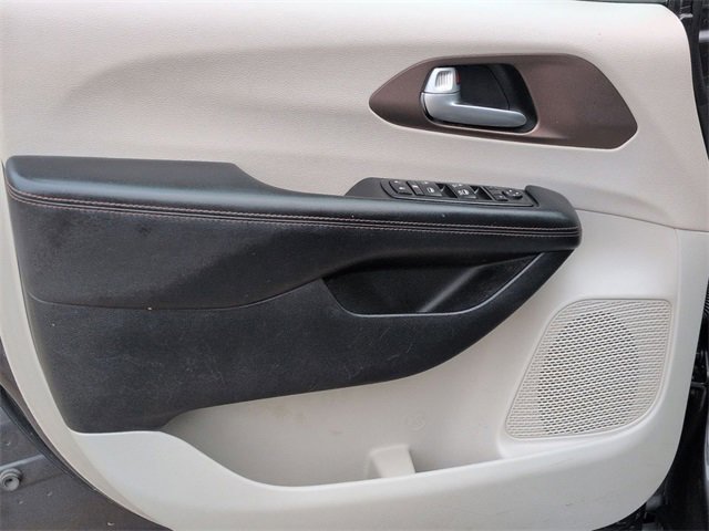 Used 2017 Chrysler Pacifica Touring-L w/ Tire & Wheel Group image 14