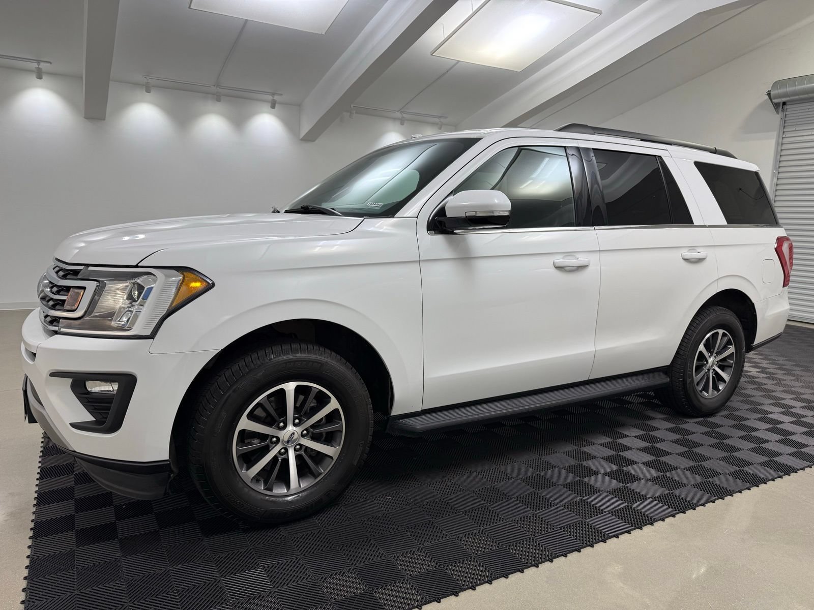 Used 2019 Ford Expedition XLT w/ Equipment Group 201A AWD/4WD image 3