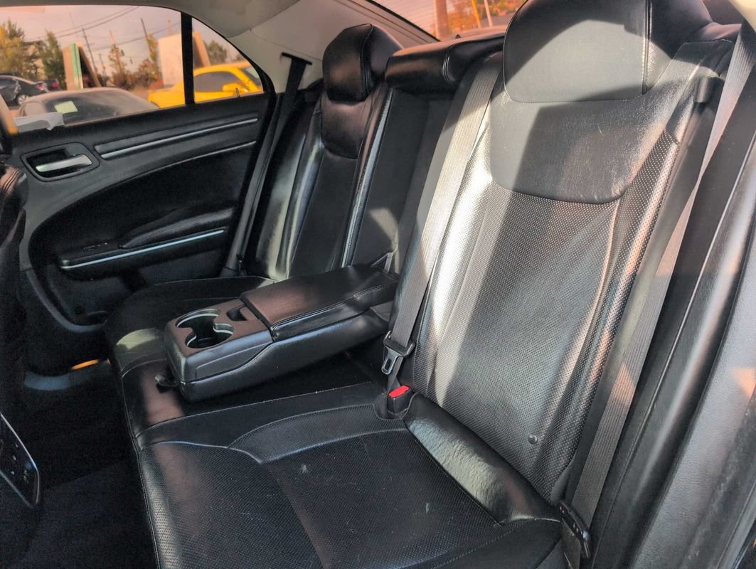 Used 2017 Chrysler 300 C RWD image 11