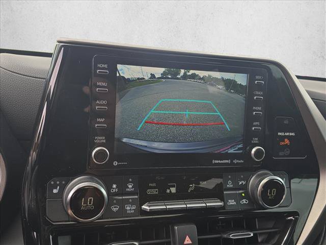 Used 2022 Toyota Highlander XLE FWD image 13