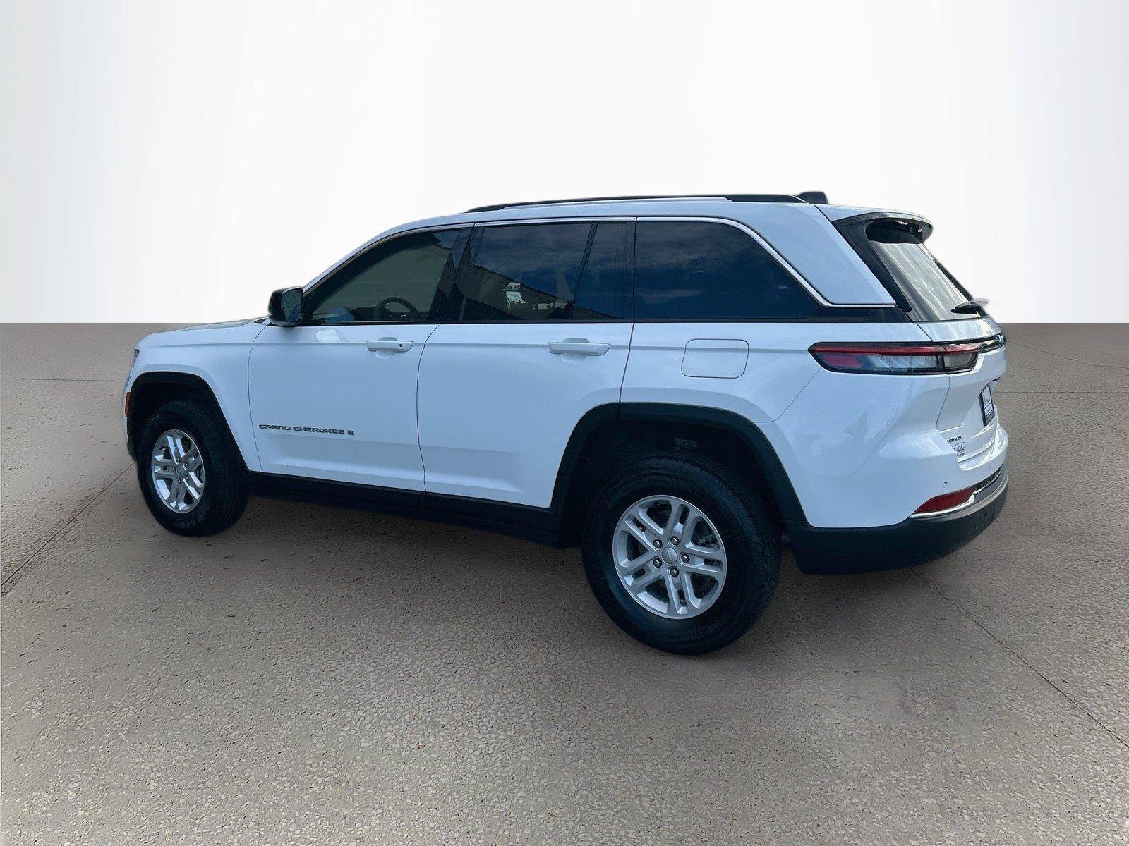 Used 2023 Jeep Grand Cherokee Laredo AWD/4WD image 6