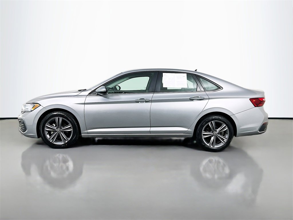 Used 2024 Volkswagen Jetta SE image 4