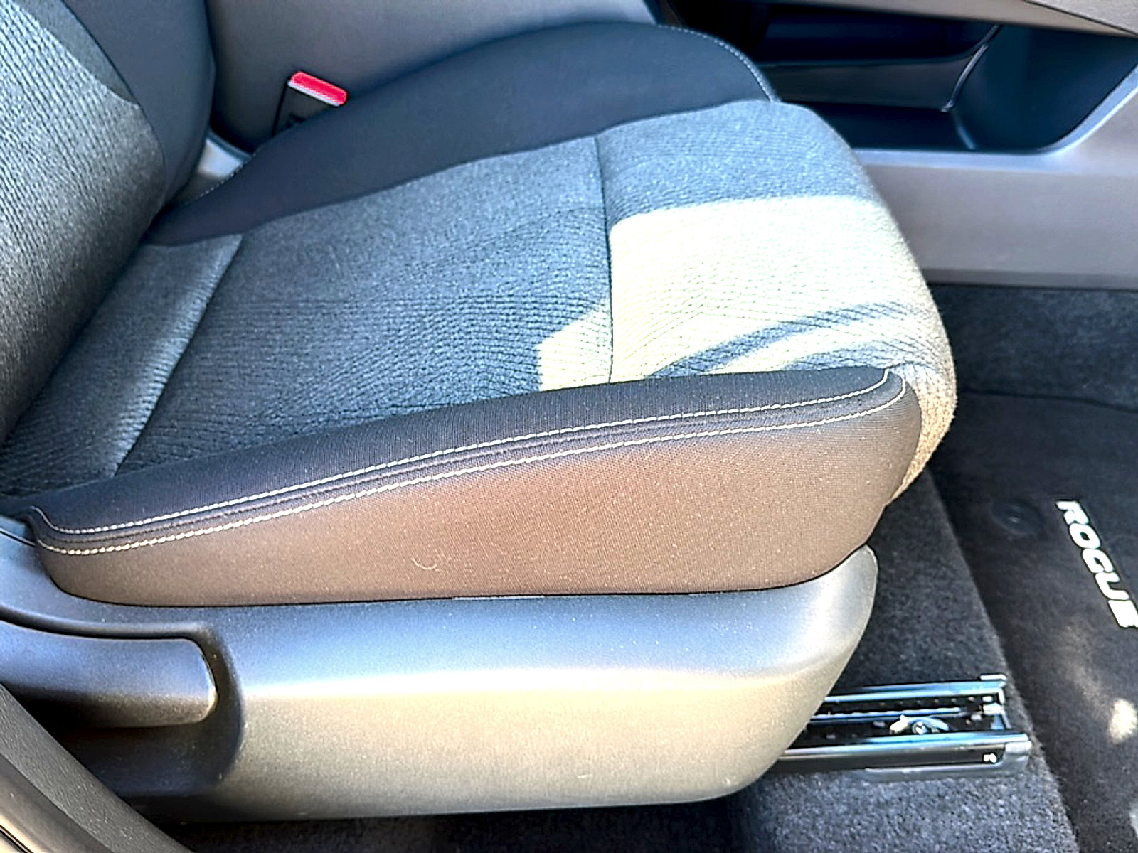 Used 2025 Nissan Rogue SV image 25