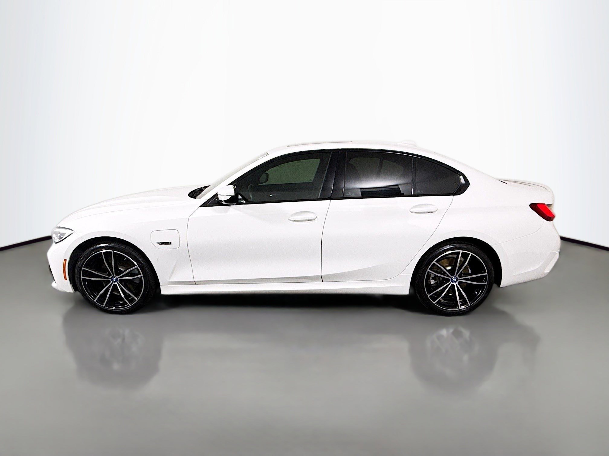 Used 2022 BMW 330e w/ M Sport Package image 6