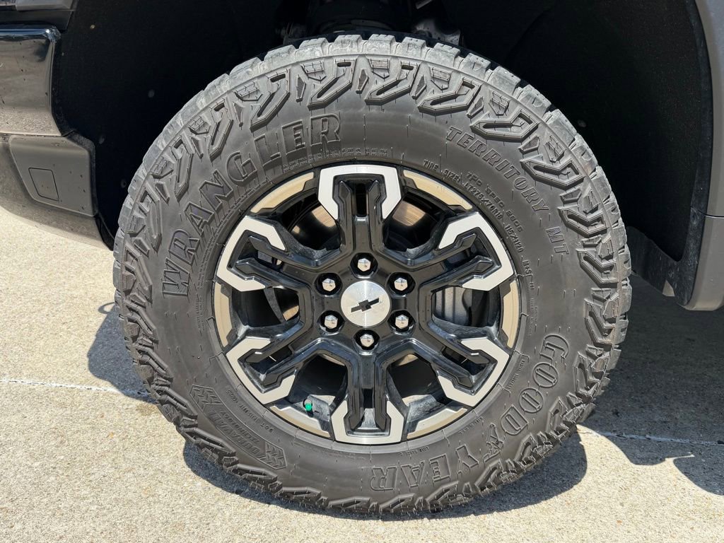 Used 2023 Chevrolet Silverado 1500 ZR2 image 9