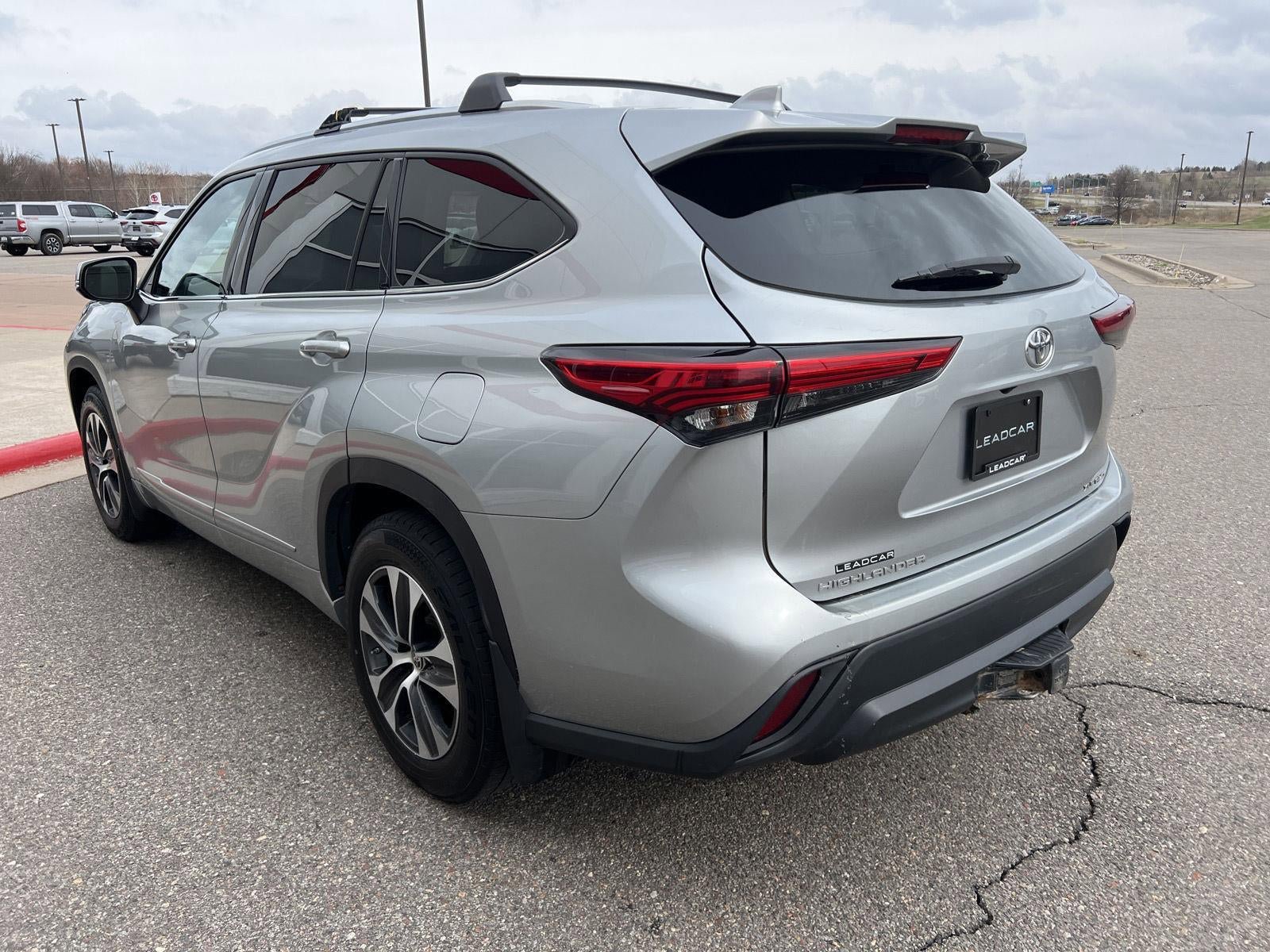 Used 2020 Toyota Highlander XLE AWD/4WD image 12