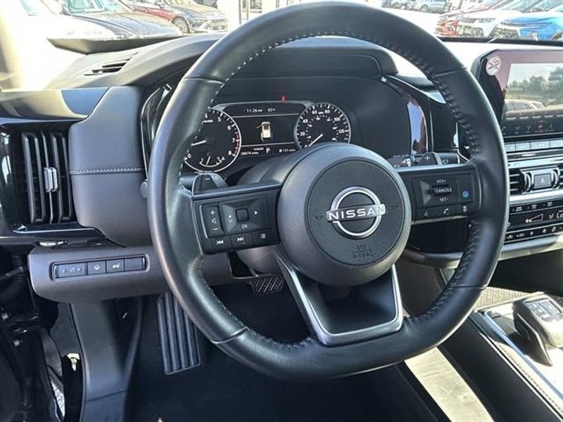 Used 2025 Nissan Pathfinder SV image 9