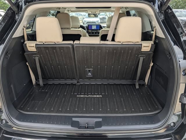 Used 2024 Toyota Highlander Platinum FWD image 33