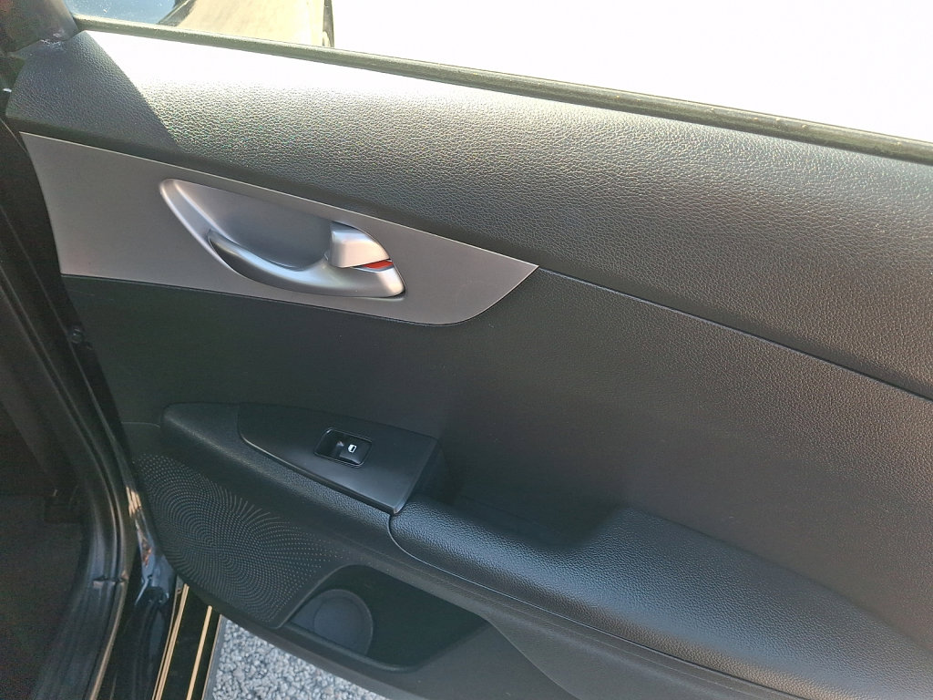 Used 2023 Kia Forte LXS w/ LXS Technology Package FWD image 16
