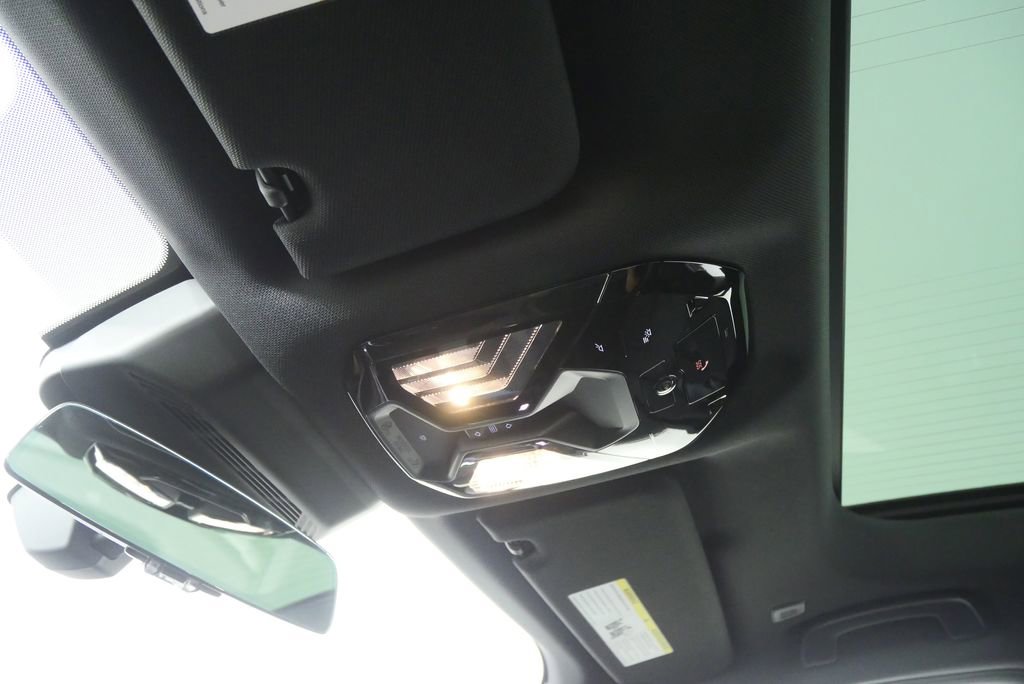 Used 2026 BMW 750e xDrive image 23