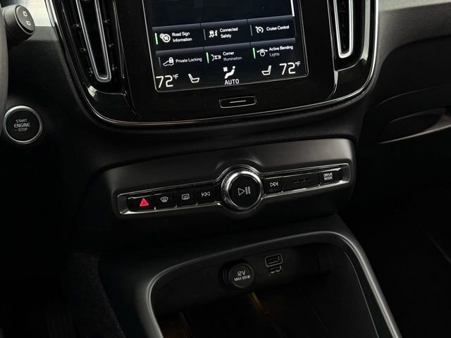 Used 2021 Volvo XC40 T5 Momentum image 24