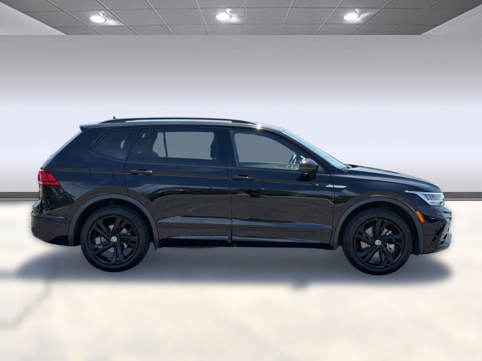 Used 2023 Volkswagen Tiguan SE R-Line FWD image 8