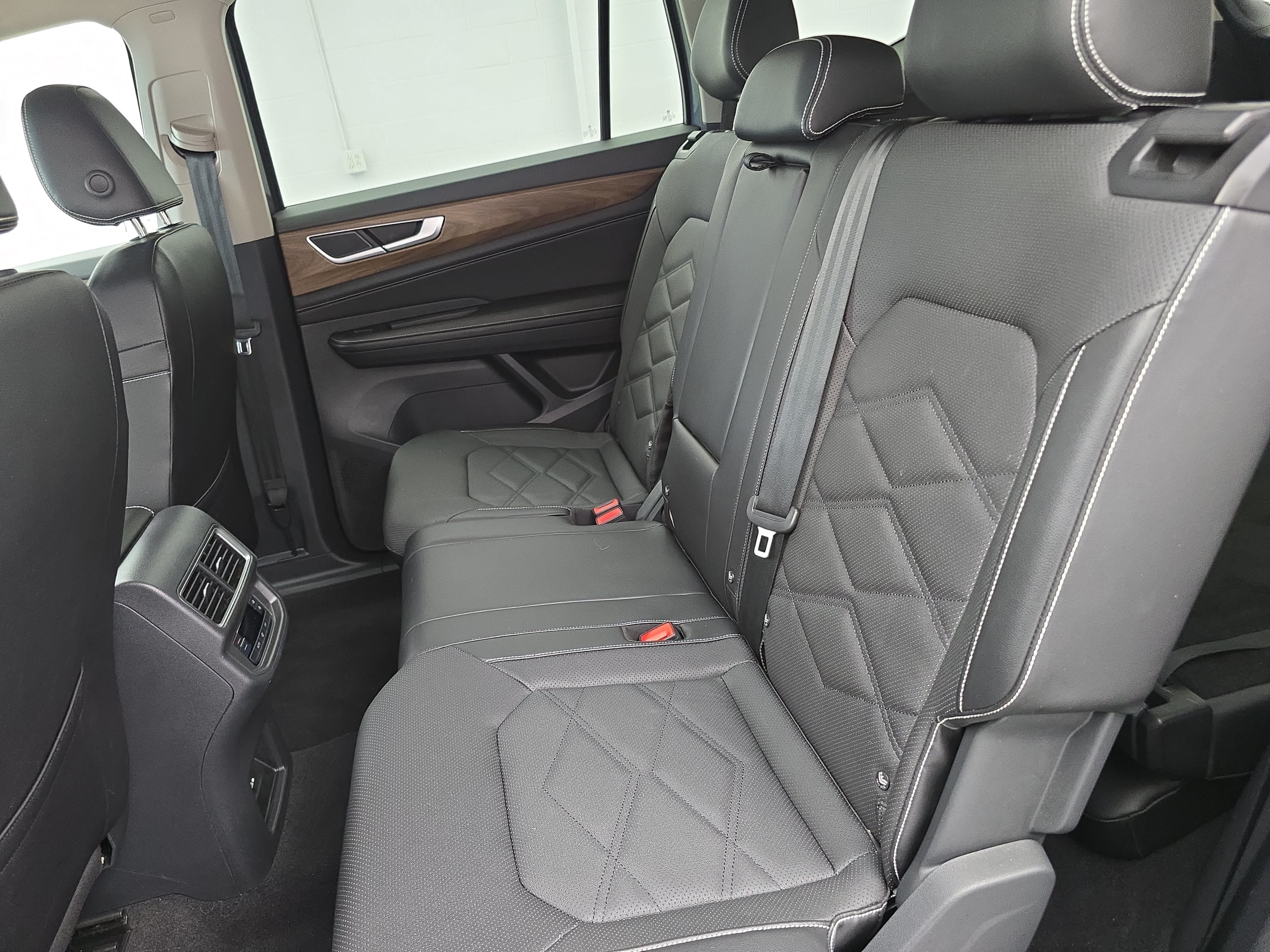 Used 2024 Volkswagen Atlas SE AWD/4WD image 14