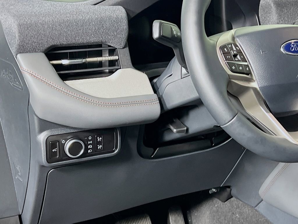 Used 2025 Ford Explorer Active image 13