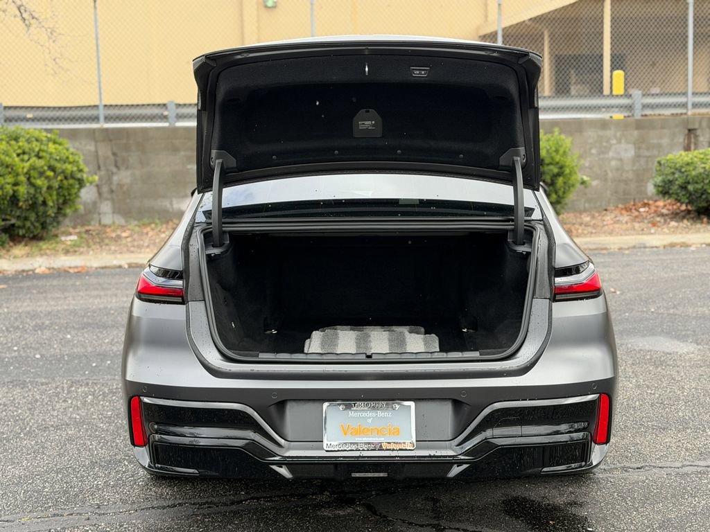 Used 2025 BMW i7 M70 image 13