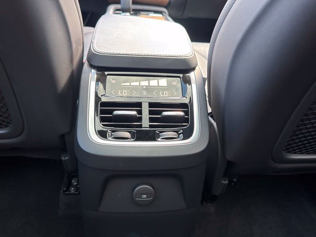 Certified 2025 Volvo XC90 T8 Plus AWD/4WD image 17