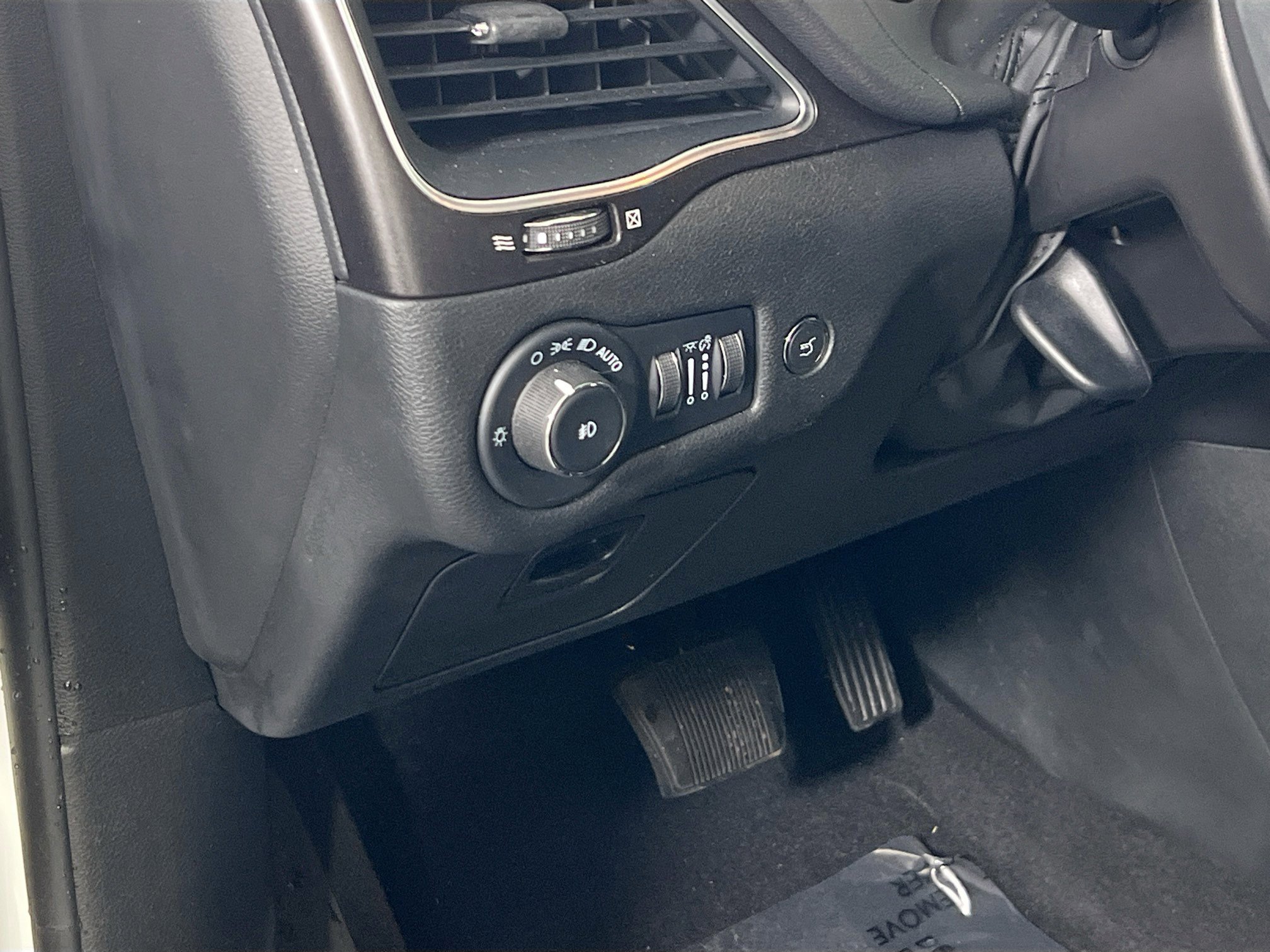 Used 2022 Jeep Cherokee Trailhawk w/ Premium Leather Package image 10